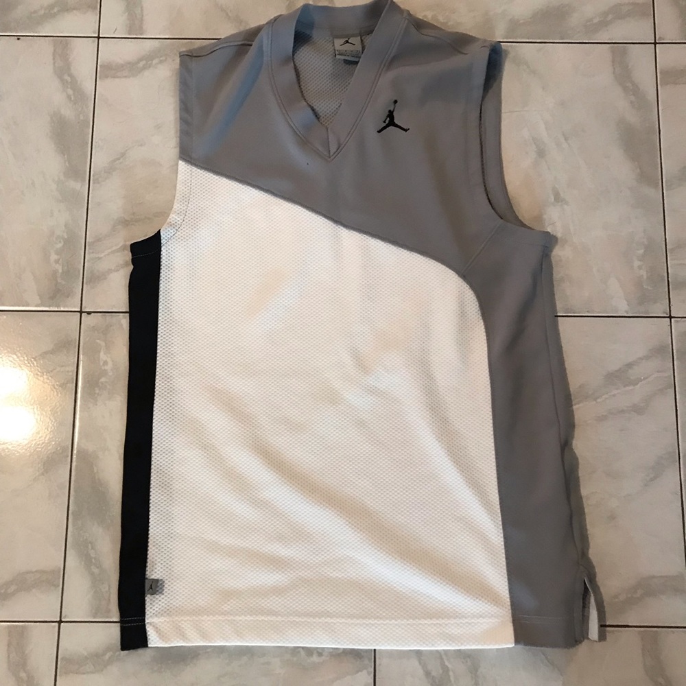 Vintage Jordan sleeveless v-neck shirt 🔥